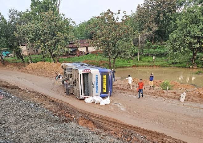 अम्बिकापुर: बनारस से कोरबा जा रही बस अनियंत्रित होकर पलटी, 19 यात्री हुए घायल; दो की हालत गंभीर 1 images 17 1