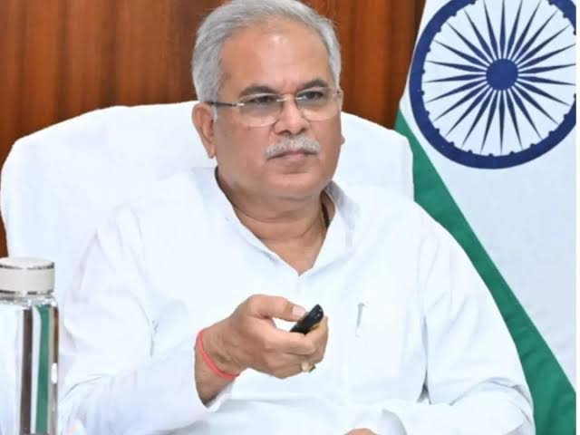 Bhupesh Cabinet Important Meeting: सीएम भूपेश ने डिप्टी सीएम को गुलदस्ता देकर किया स्वागत, संविदा कर्मचारियों के नियमितिकरण पर हो सकता है बड़ा फैसला 1 images 2023 07 06T133954.869