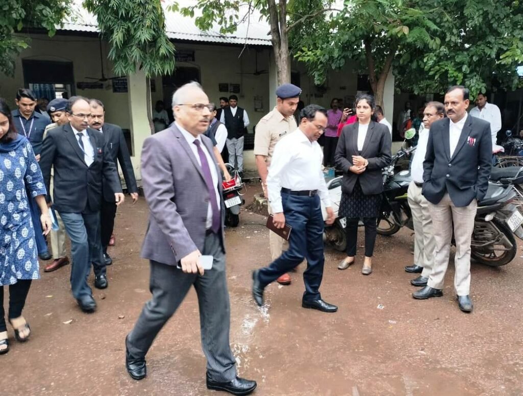 छत्तीसगढ़ उच्च न्यायालय के मुख्य न्यायाधिपति ने बेमेतरा न्यायालय परिसर का किया औचक निरीक्षण 2 1691082041 5c535e6907c57a263f67
