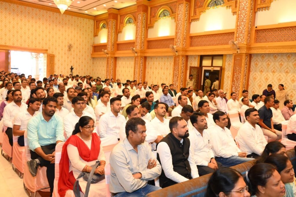 प्रशासन के महत्वपूर्ण अंग हैं कनिष्ठ प्रशासनिक सेवा के अधिकारीः मुख्यमंत्री 2 1691321120 eeefe73f7715b34368e7