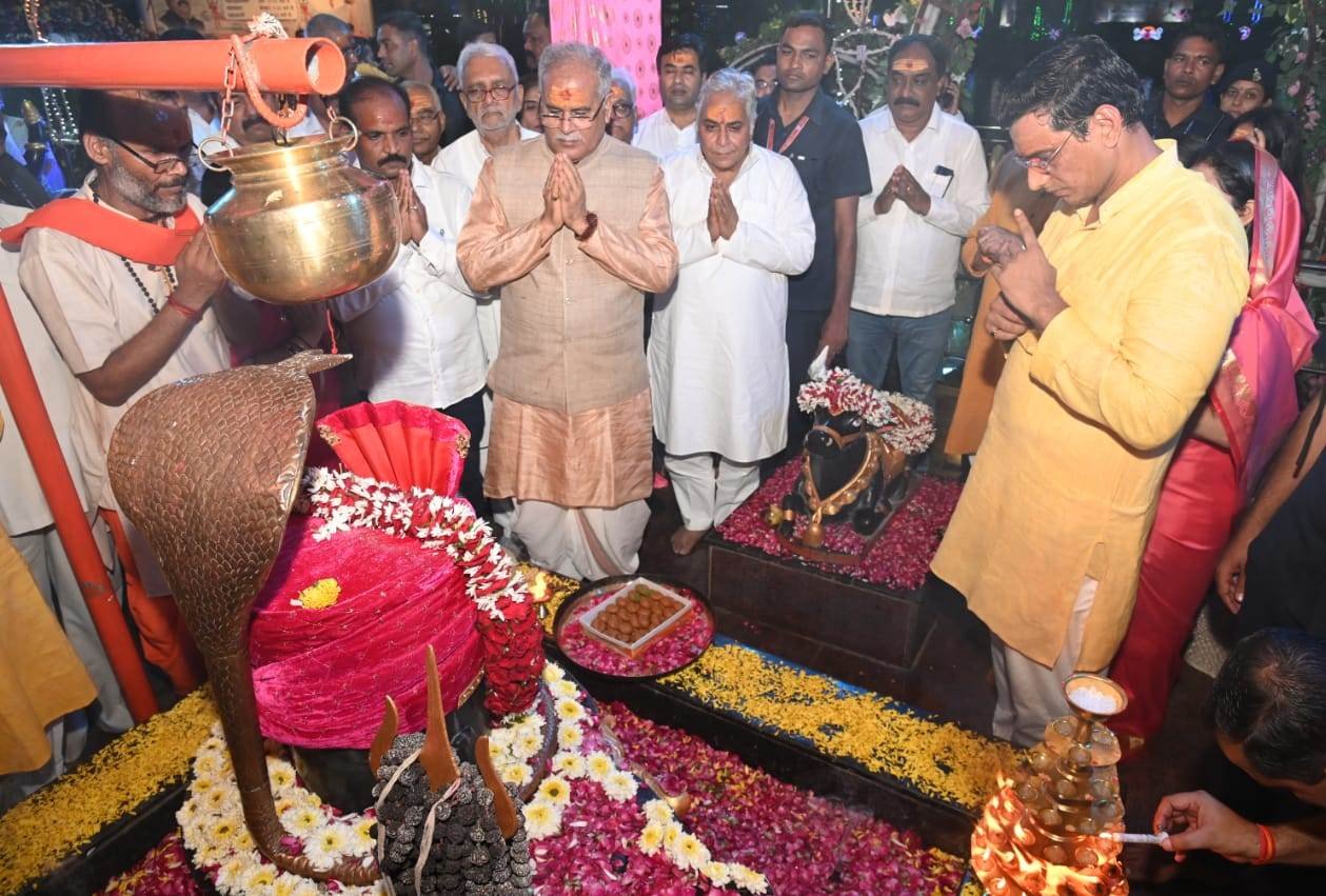 मुख्यमंत्री श्री बघेल सावन सोमवार पर महारुद्राभिषेक में हुए शामिल, भगवान शिव की पूजा-अर्चना कर प्रदेशवासियों की सुख-समृद्धि और खुशहाली की कामना की 1 1691422656 f7ca4a116148edfaec0a