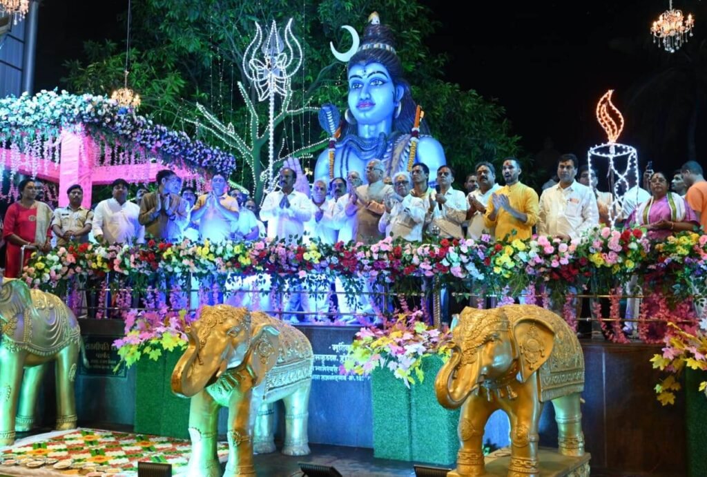 मुख्यमंत्री श्री बघेल सावन सोमवार पर महारुद्राभिषेक में हुए शामिल, भगवान शिव की पूजा-अर्चना कर प्रदेशवासियों की सुख-समृद्धि और खुशहाली की कामना की 3 1691422685 569c0b5df77fdec41b9c