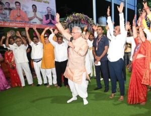 मुख्यमंत्री श्री बघेल सावन सोमवार पर महारुद्राभिषेक में हुए शामिल, भगवान शिव की पूजा-अर्चना कर प्रदेशवासियों की सुख-समृद्धि और खुशहाली की कामना की 5 1691422759 2c756ca45a67e5137509