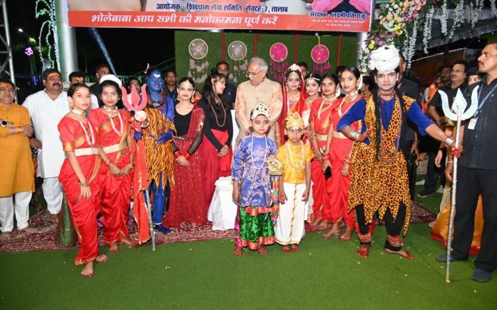 मुख्यमंत्री श्री बघेल सावन सोमवार पर महारुद्राभिषेक में हुए शामिल, भगवान शिव की पूजा-अर्चना कर प्रदेशवासियों की सुख-समृद्धि और खुशहाली की कामना की 2 1691422787 25282ac1ae705260b648