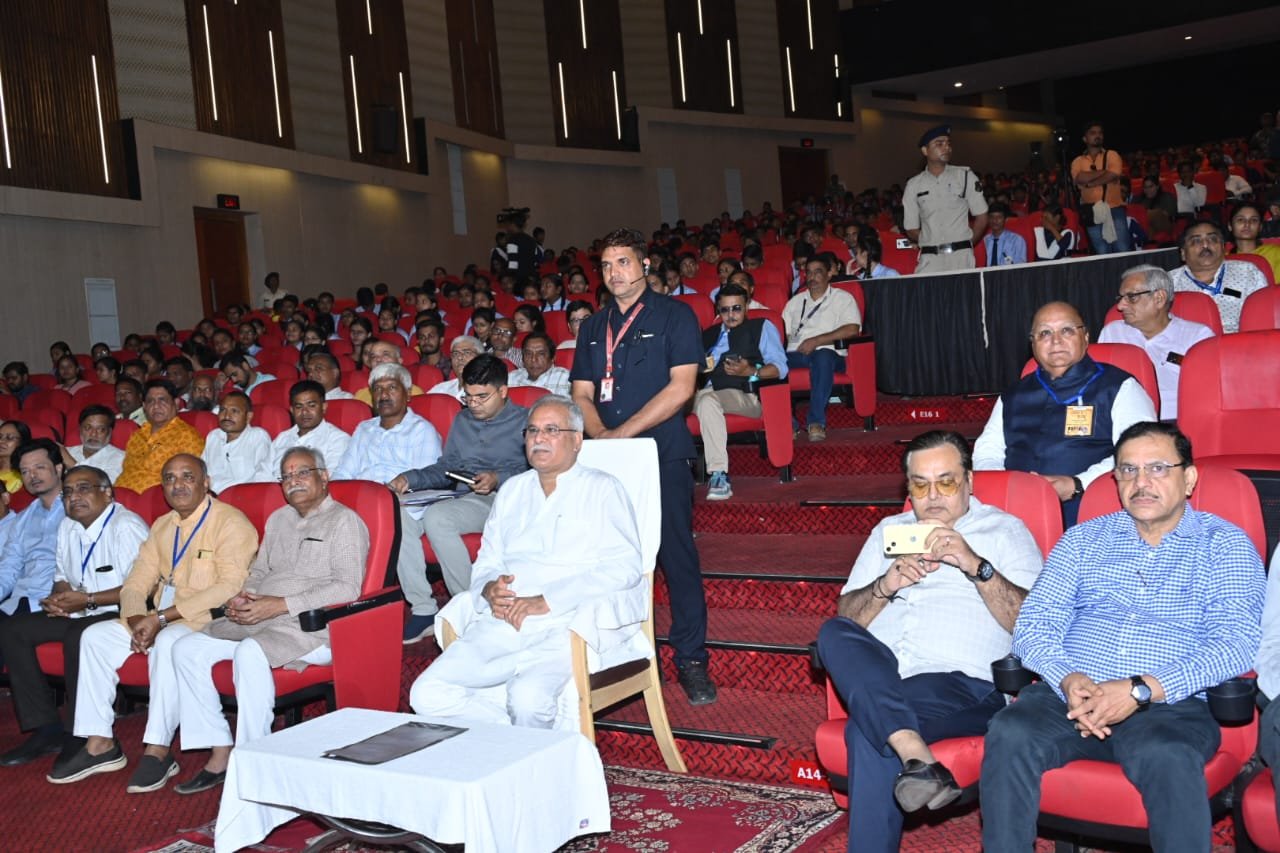 रायपुर : मुख्यमंत्री श्री भूपेश बघेल राजधानी रायपुर के पं. जवाहर लाल नेहरू स्मृति चिकित्सा महाविद्यालय ऑडिटोरियम में आयोजित 1 1691480465 106635096de1ad8ce102