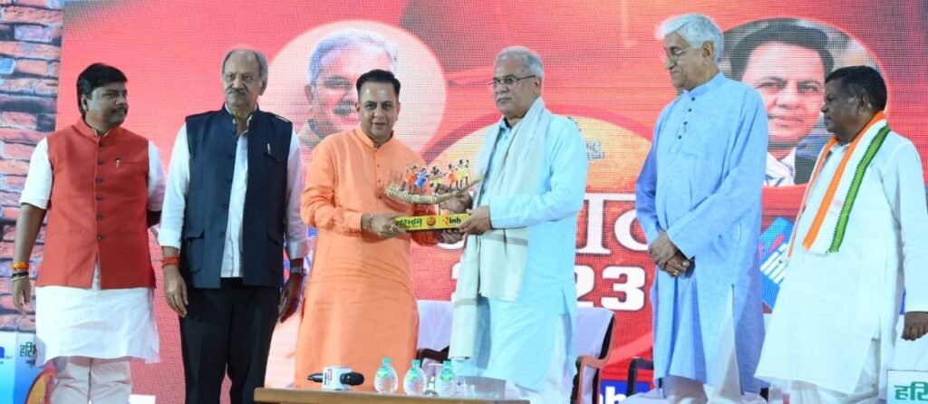 छत्तीसगढ़ की भावी पीढ़ी के साथ मिलकर करेंगे सेवा और गढ़ेंगे नवा छत्तीसगढ़: मुख्यमंत्री भूपेश बघेल 2 1691510812 db260a155004eca9f1b5