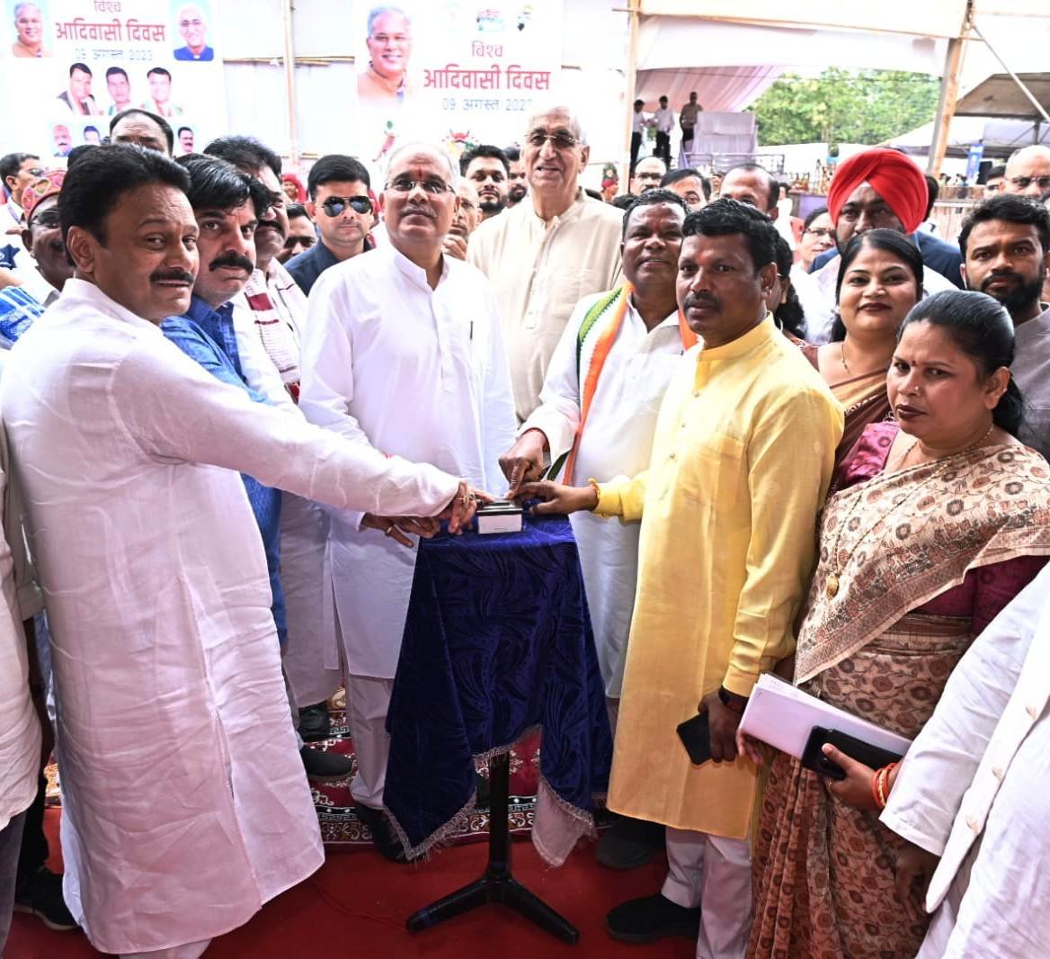 मुख्यमंत्री श्री भूपेश बघेल ने विश्व आदिवासी दिवस पर बस्तर जिले को दी 637 करोड़ रुपए के विकास कार्यों की सौगात, 2300 कार्यों का किया लोकार्पण एवं भूमिपूजन 1 1691566778 b898830c2cb13abd845b