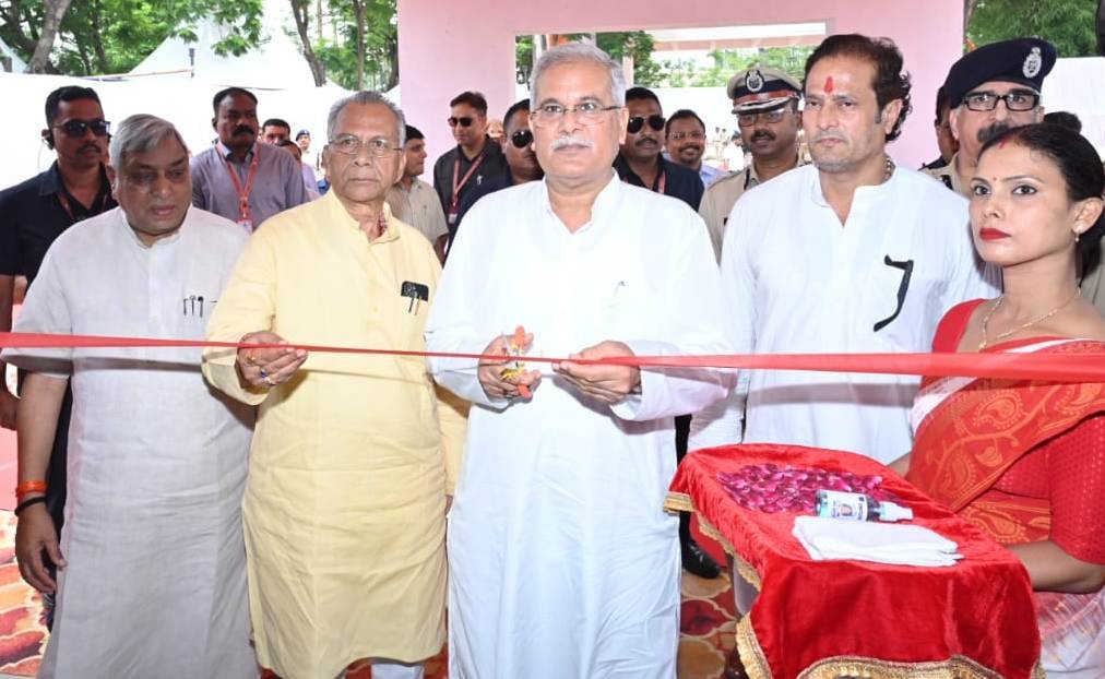 मुख्यमंत्री ने माना में आधुनिक कंपोजिट इंडोर फायरिंग रेंज ‘लक्ष्य’ का किया शुभारंभ, रायपुर, दुर्ग तथा बलरामपुर में पुलिस ट्रांजिट हॉस्टल भवनों का शिलान्यास 1 1691666134 5d5291ce6ce168f361b8