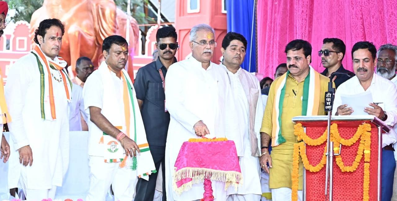 मुख्यमंत्री भुपेश बघेल ने रायपुर शहर को दी 132 करोड़ 42 लाख रूपए के विकास कार्यों की सौगात, शहीद वीरनारायण सिंह की 15 फीट ऊंची प्रतिमा का किया अनावरण 1 1691847839 a3cbfc25f9cf0ebae630