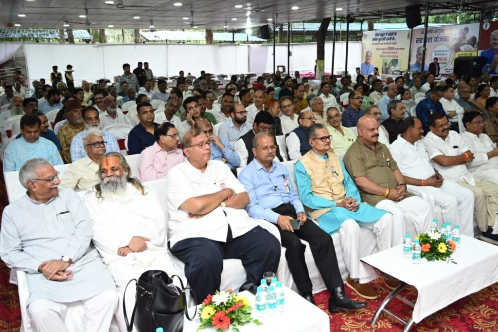 मुख्यमंत्री भूपेश बघेल आज यहाँ अपने निवास में स्वर्गीय देवीप्रसाद चौबे की स्मृति में आयोजित वसुंधरा सम्मान समारोह में शामिल होने पहुंचे 3 1691997084 5122ee7d70115d55a5b7