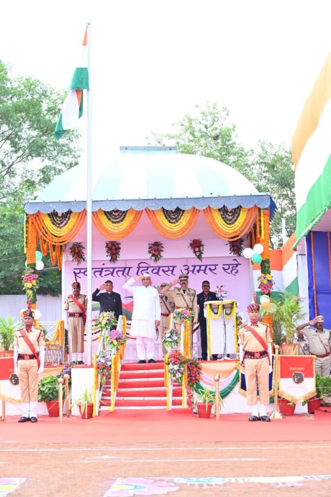 रायपुर : मुख्यमंत्री श्री भूपेश बघेल ने आज देश की आजादी की 76 वीं वर्षगांठ पर राजधानी रायपुर के पुलिस परेड मैदान में आयोजित मुख्य समारोह में ध्वजारोहण किया 2 1692072830 15b039c65717ea5070ec