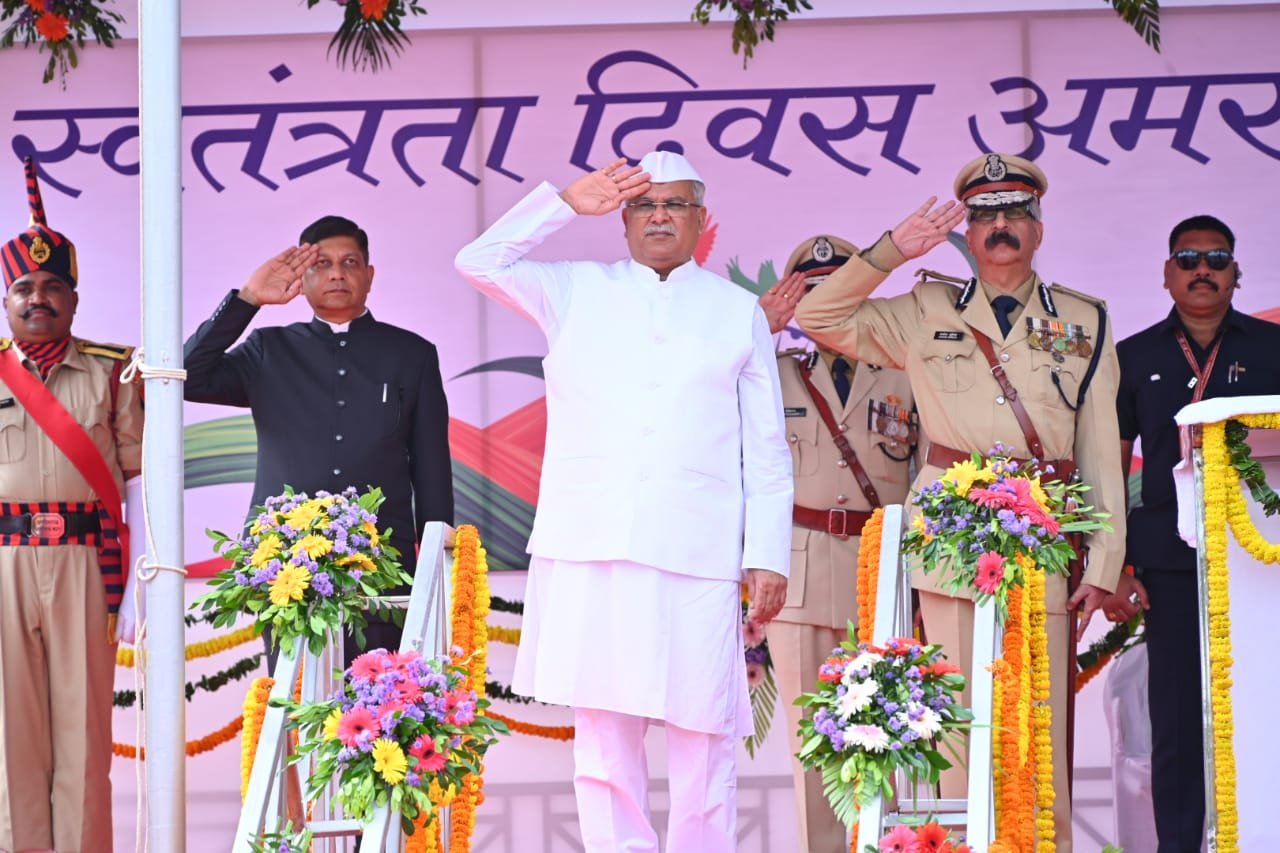 रायपुर : मुख्यमंत्री श्री भूपेश बघेल ने आज देश की आजादी की 76 वीं वर्षगांठ पर राजधानी रायपुर के पुलिस परेड मैदान में आयोजित मुख्य समारोह में ध्वजारोहण किया 1 1692072843 859d7d11d555ca723421