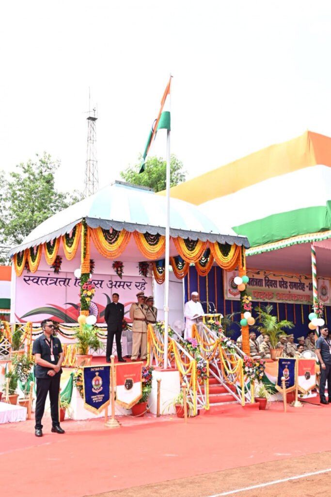 रायपुर : मुख्यमंत्री श्री भूपेश बघेल राजधानी रायपुर के पुलिस परेड मैदान में स्वतंत्रता दिवस के अवसर पर प्रदेशवासियों को संबोधित कर रहे हैं 2 1692073212 52bf3e056711cd5a41b4