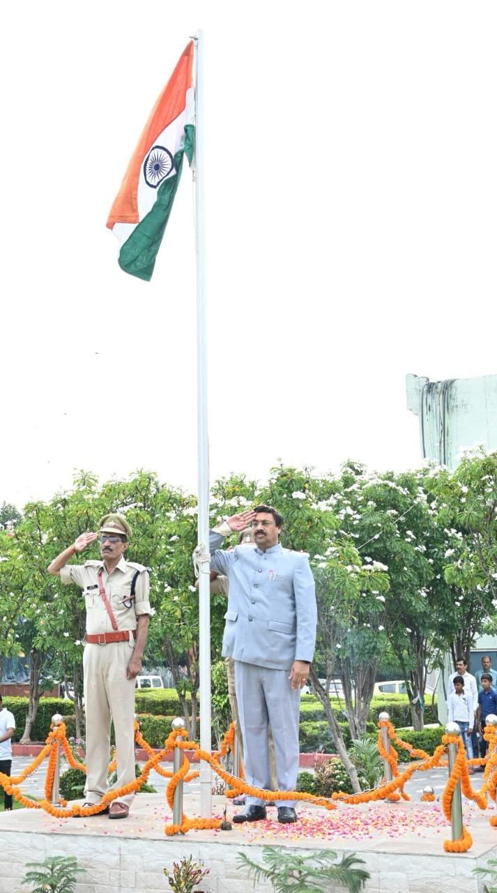 रायपुर : विधानसभा सचिवालय में स्वतंत्रता दिवस उत्साह, उमंग एवं उल्लास के साथ मनाया गया 1 1692074420 1224b2de7b34dd75526e
