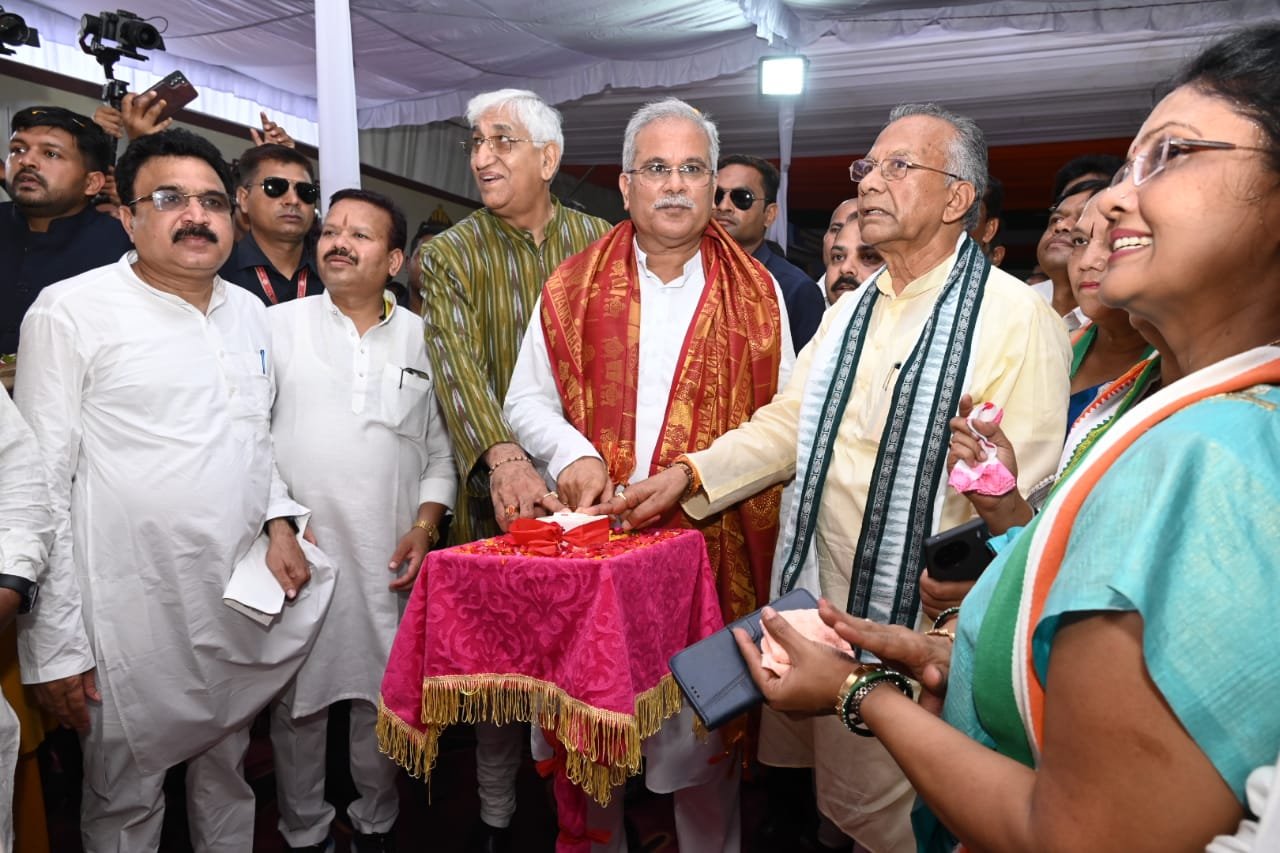 मुख्यमंत्री भूपेश बघेल के हाथों महासमुंद जिले को मिली 655 करोड़ रूपए की लागत के 223 विकास कार्यों की सौगात;जिला अस्पताल महासमुंद फिजियोथैरेपी बिल्डिंग, सीएचसी पिथौरा में ब्लड बैंक और हमर लैब का हुआ लोकार्पण 1 1692519441 31132ffb2d36b06174c0