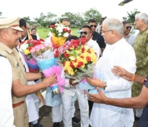 मुख्यमंत्री बघेल का मचेवा स्थित हेलीपेड पर जनप्रतिनिधियों सहित कलेक्टर, एसपी ने किया आत्मीय स्वागत 4 1692520766 ec14d75615e7f3dc1a93