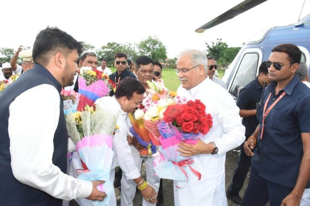 मुख्यमंत्री बघेल का मचेवा स्थित हेलीपेड पर जनप्रतिनिधियों सहित कलेक्टर, एसपी ने किया आत्मीय स्वागत 2 1692520781 ed8be72453df37ea5113