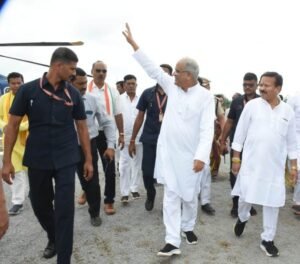 मुख्यमंत्री बघेल का मचेवा स्थित हेलीपेड पर जनप्रतिनिधियों सहित कलेक्टर, एसपी ने किया आत्मीय स्वागत 3 1692520795 8eeea4b084579ca3d6c8