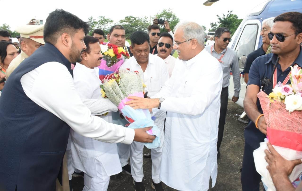 मुख्यमंत्री बघेल का मचेवा स्थित हेलीपेड पर जनप्रतिनिधियों सहित कलेक्टर, एसपी ने किया आत्मीय स्वागत 1 1692520832 1553fb7bf3b9ed2bf087