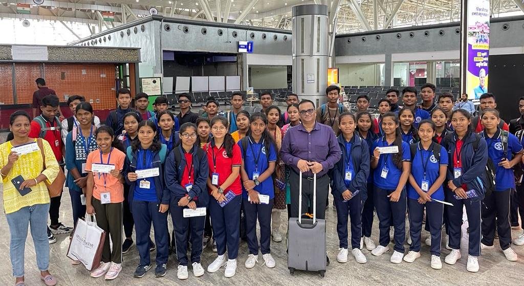 राष्ट्रपति से 22 अगस्त को भेंट करेंगे एकलव्य के 40 विद्यार्थी, वायुयान से पहली बार दिल्ली पहुंचे विद्यार्थी 1 1692623872 1581dbf2b0251a1c8331