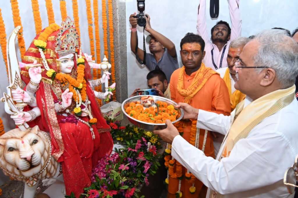 रायपुर : मुख्यमंत्री शिवशक्ति मन्दिर प्राण प्रतिष्ठा समारोह में हुए शामिल 2 1692640466 1ffd7cb4a743385e8939