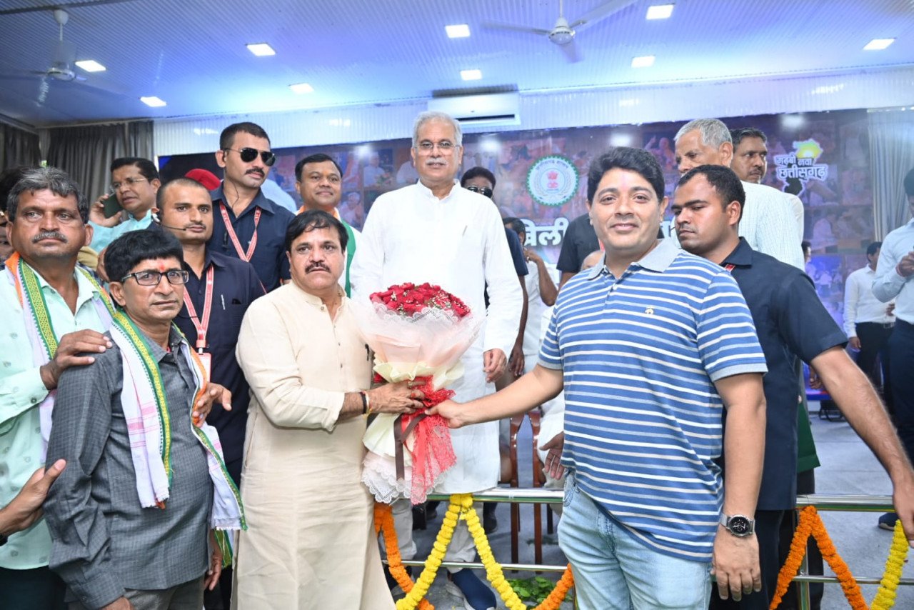 सभापति प्रमोद दुबे ने जन्मदिन के अवसर पर मुख्यमंत्री भूपेश बघेल को दी बधाई<br> 1 1692776198 b0b7445ba88c9876397b