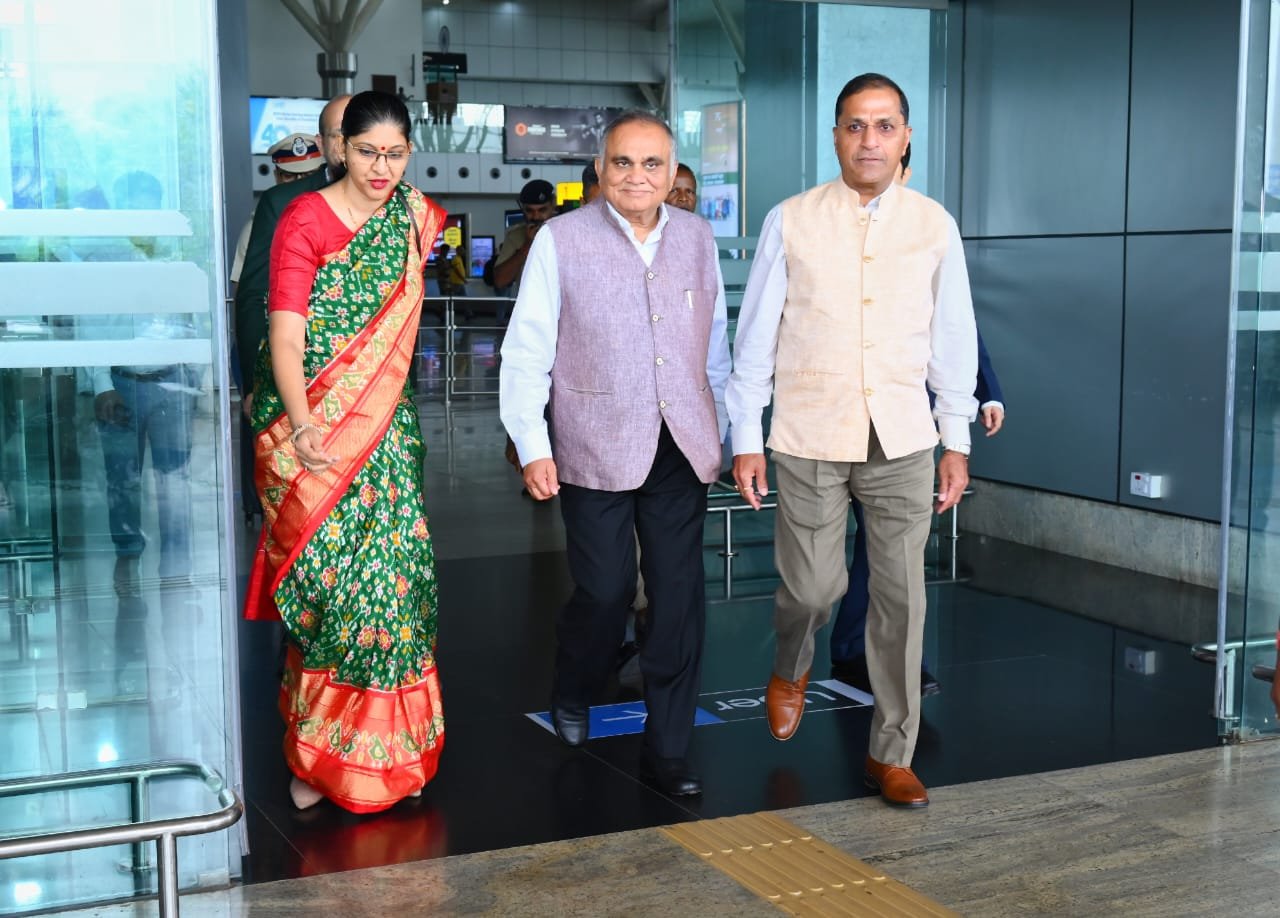 भारत निर्वाचन आयोग के अधिकारीगण रायपुर पहुंचे, विधानसभा आम निर्वाचन की तैयारियों की करेंगे समीक्षा 1 1692858247 1f87ca4d80e5beae8763