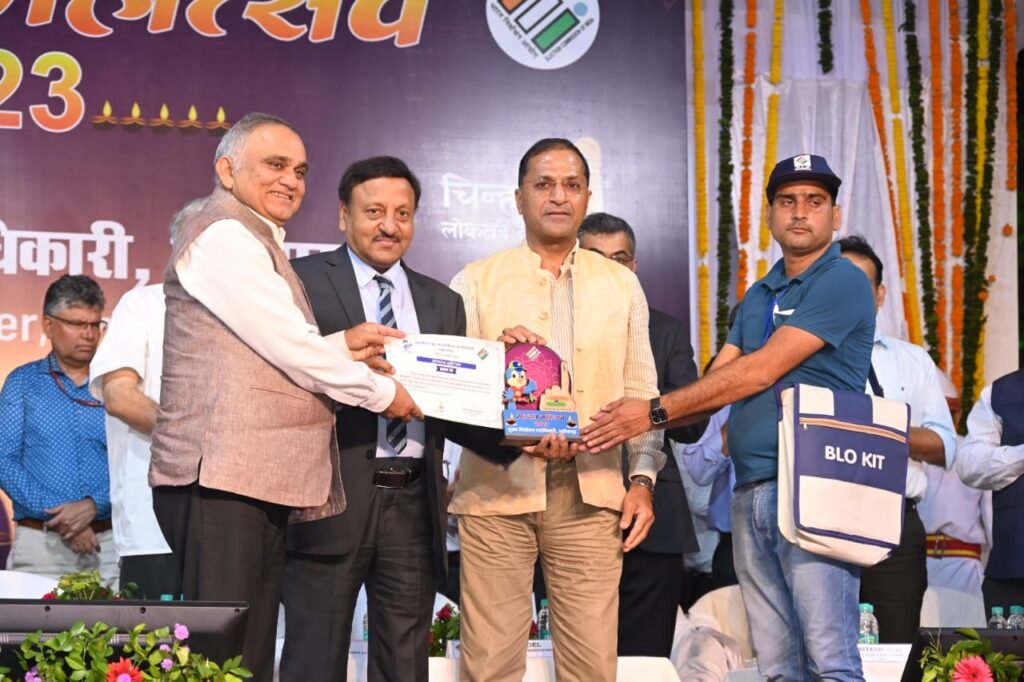 आओ एक दीप जलाएं, मतदान की अलख जगाएं :मुख्य निर्वाचन आयुक्त राजीव कुमार ने दीप दान कर लोगों को मतदान के लिए किया प्रेरित 8 1692982011 bef6580a1bd5095daad2