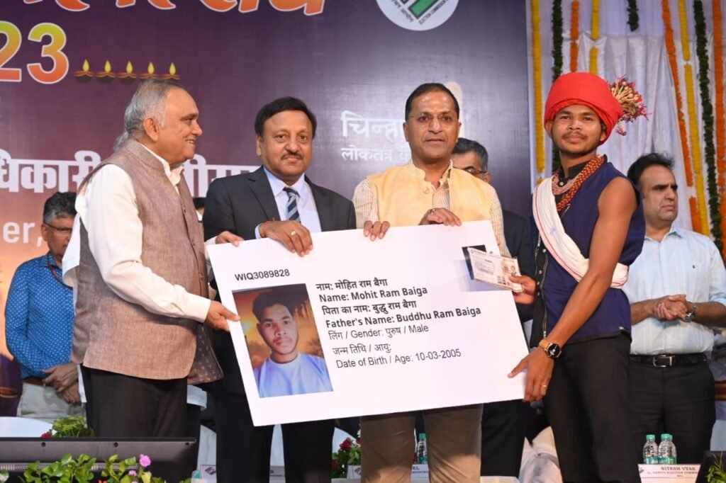 आओ एक दीप जलाएं, मतदान की अलख जगाएं :मुख्य निर्वाचन आयुक्त राजीव कुमार ने दीप दान कर लोगों को मतदान के लिए किया प्रेरित 4 1692982025 b685226cc00f016a4103