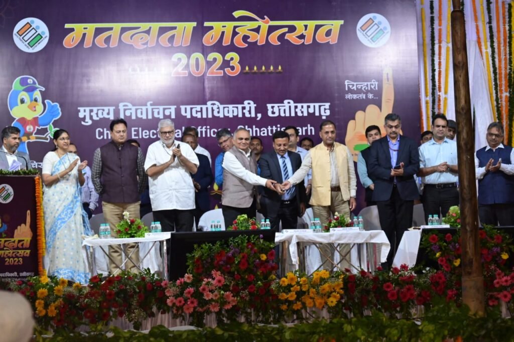 आओ एक दीप जलाएं, मतदान की अलख जगाएं :मुख्य निर्वाचन आयुक्त राजीव कुमार ने दीप दान कर लोगों को मतदान के लिए किया प्रेरित 2 1692982339 b45e200de9126c51eccc