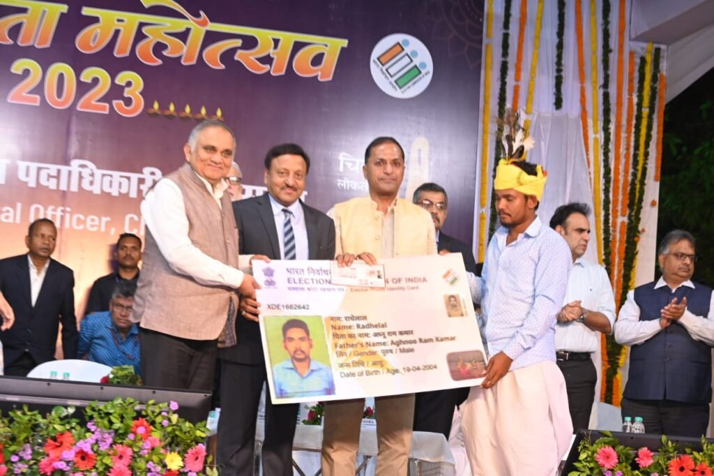 आओ एक दीप जलाएं, मतदान की अलख जगाएं :मुख्य निर्वाचन आयुक्त राजीव कुमार ने दीप दान कर लोगों को मतदान के लिए किया प्रेरित 5 1692982345 f119c0e7d7f69903fc25