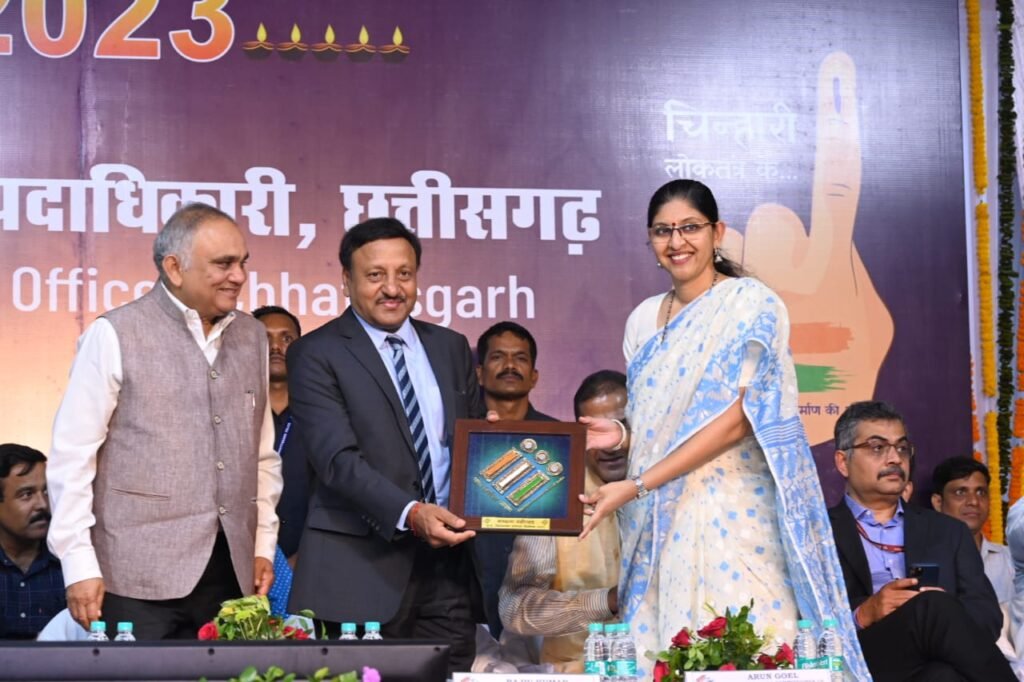 आओ एक दीप जलाएं, मतदान की अलख जगाएं :मुख्य निर्वाचन आयुक्त राजीव कुमार ने दीप दान कर लोगों को मतदान के लिए किया प्रेरित 7 1692982444 6a1215e8879a241b6dfc