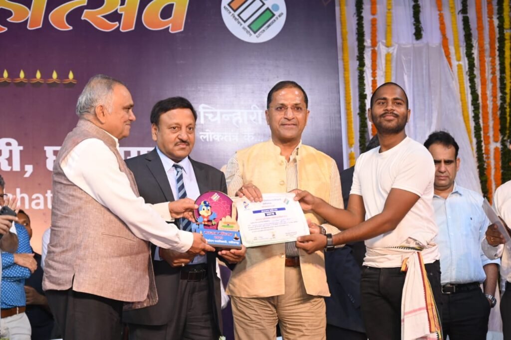 आओ एक दीप जलाएं, मतदान की अलख जगाएं :मुख्य निर्वाचन आयुक्त राजीव कुमार ने दीप दान कर लोगों को मतदान के लिए किया प्रेरित 3 1692982488 5c32e150b37028036dd3