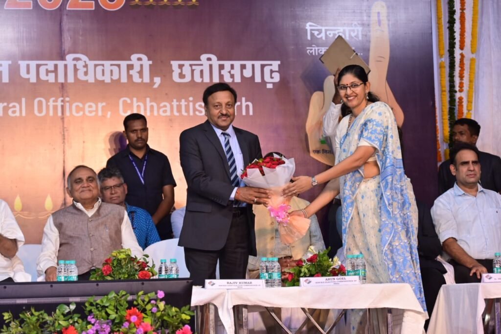 आओ एक दीप जलाएं, मतदान की अलख जगाएं :मुख्य निर्वाचन आयुक्त राजीव कुमार ने दीप दान कर लोगों को मतदान के लिए किया प्रेरित 6 1692982588 dfc6bca01b5fad42e397