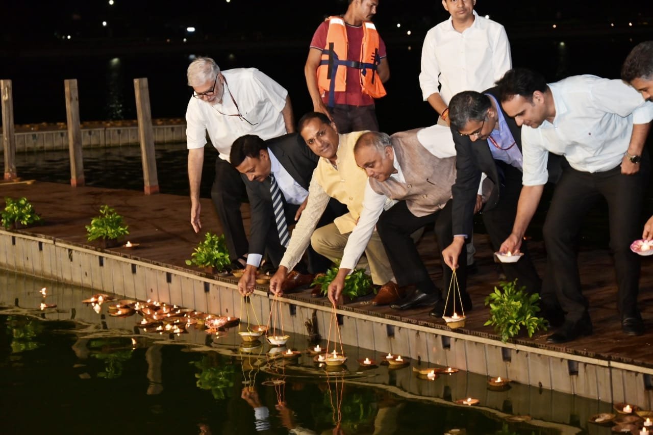 आओ एक दीप जलाएं, मतदान की अलख जगाएं :मुख्य निर्वाचन आयुक्त राजीव कुमार ने दीप दान कर लोगों को मतदान के लिए किया प्रेरित 1 1692982655 91fd7a67a5a1a0c74ae1
