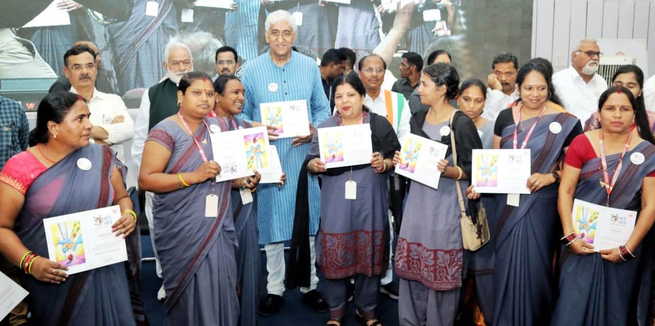 उप मुख्यमंत्री सिंहदेव ने सरगुजा के कोरोना वारियर्स को किया सम्मानित, रेडक्रॉस सोसायटी द्वारा कोराना वरियर्स के सम्मान में ‘लड़े हैं जीते हैं‘ कार्यक्रम का आयोजन 1 1693065551 24d6f12d8661908e1f83