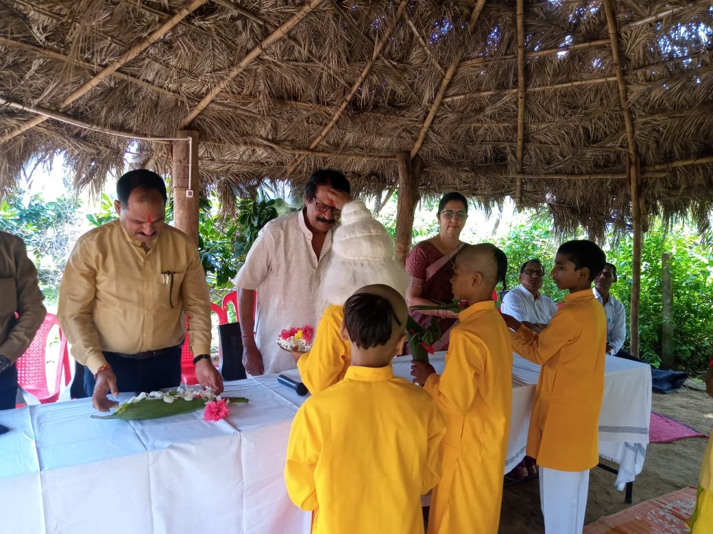 श्रीराम गुरूकुलम् आश्रम पहडोर में संस्कृत सप्ताह का शुभारंभ 1 1693148992 4b97b487536d808a46a4
