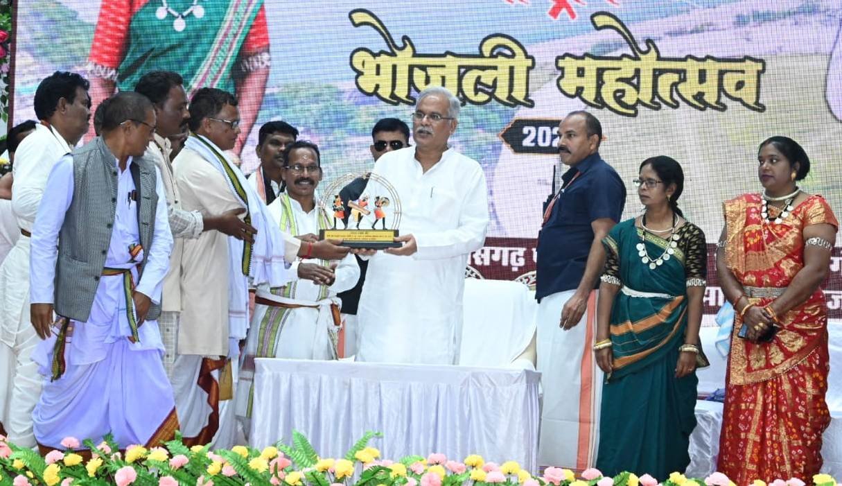 राष्ट्रीय भोजली महोत्सव में शामिल हुए मुख्यमंत्री, कहा- मित्रता का अभूतपूर्व उत्सव है भोजली 1 1693400091 c04133eb798d0097fc67