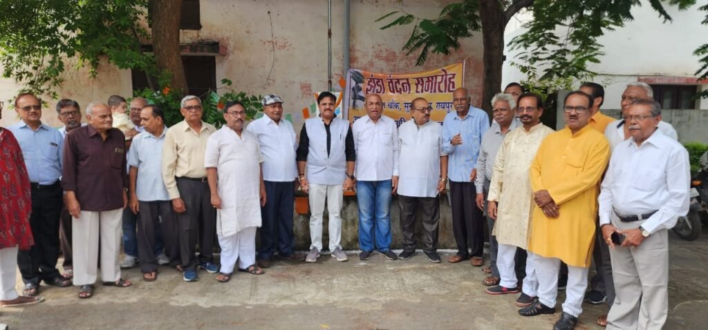 नगर निगम अध्यक्ष प्रमोद दुबे ने स्वतंत्रता दिवस पर बुढ़ापारा, कटोरा तालाब सहित कई स्थानों पर किया ध्वजारोहण, पर्यावरण को स्वच्छ एवम सुरक्षित रखने लोगों को दिलवाया दृढ़ संकल्प 3 IMG 20230815 WA0027