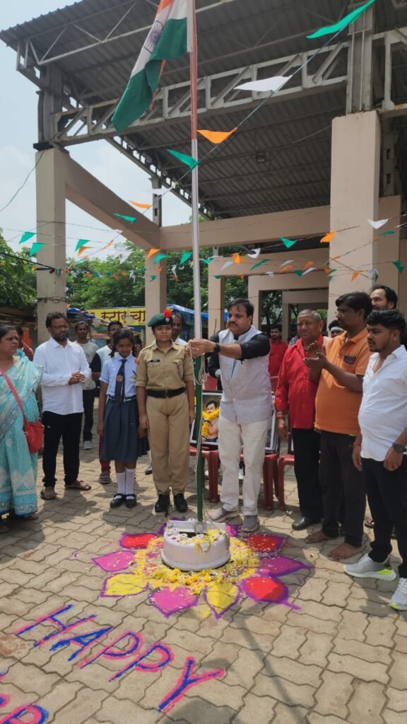 नगर निगम अध्यक्ष प्रमोद दुबे ने स्वतंत्रता दिवस पर बुढ़ापारा, कटोरा तालाब सहित कई स्थानों पर किया ध्वजारोहण, पर्यावरण को स्वच्छ एवम सुरक्षित रखने लोगों को दिलवाया दृढ़ संकल्प 2 IMG 20230815 WA0031