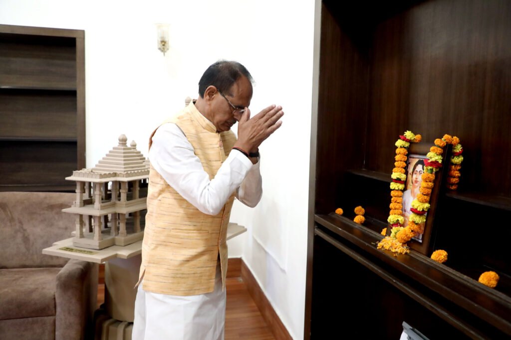 मुख्यमंत्री श्री चौहान ने शहीद खुदीराम बोस के बलिदान दिवस पर नमन किया 1 L Bhopal110823023358