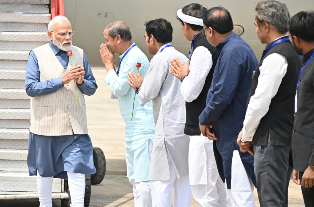 प्रधानमंत्री श्री मोदी का खजुराहो विमानतल पर हुआ आत्मीय स्वागत 1 L Bhopal120823025002