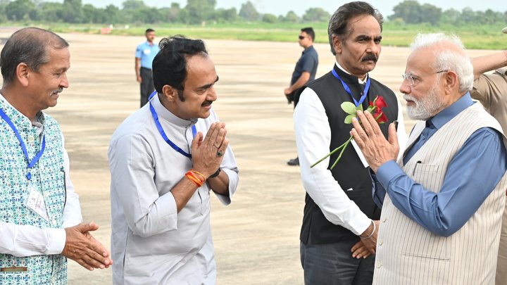प्रधानमंत्री श्री नरेन्द्र मोदी को खजुराहो विमानतल पर दी गई भावभीनी विदाई 1 L Bhopal120823072403