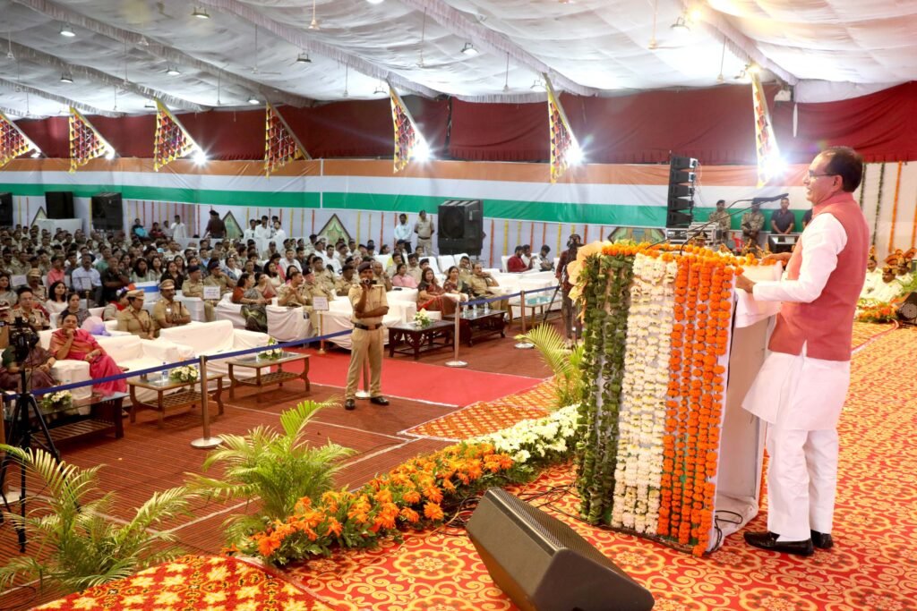 मुख्यमंत्री श्री चौहान ने राष्ट्रपति पदक से सम्मानित पुलिस अधिकारियों का निवास पर स्वागत किया 1 L Bhopal150823080706