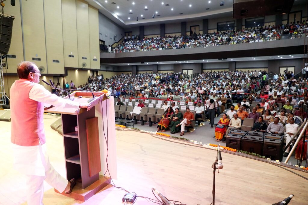 आजादी हमें सहजता से नहीं, हजारों लोगों के त्याग और बलिदान से मिली है: मुख्यमंत्री श्री चौहान 1 L Bhopal150823091632