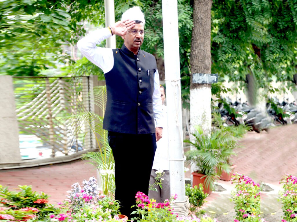 आयुक्त जनसम्पर्क श्री सिंह ने जनसम्पर्क संचालनालय में किया ध्वजारोहण 1 L Bhopal150823092931