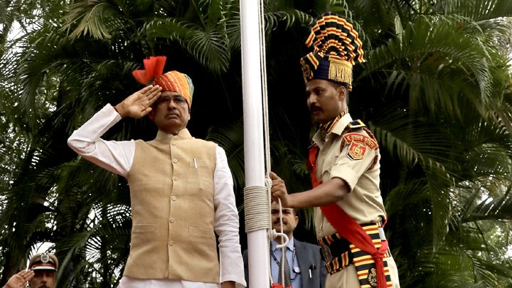 मुख्यमंत्री श्री चौहान द्वारा मुख्यमंत्री निवास में ध्वजारोहण 1 L Bhopal150823124927