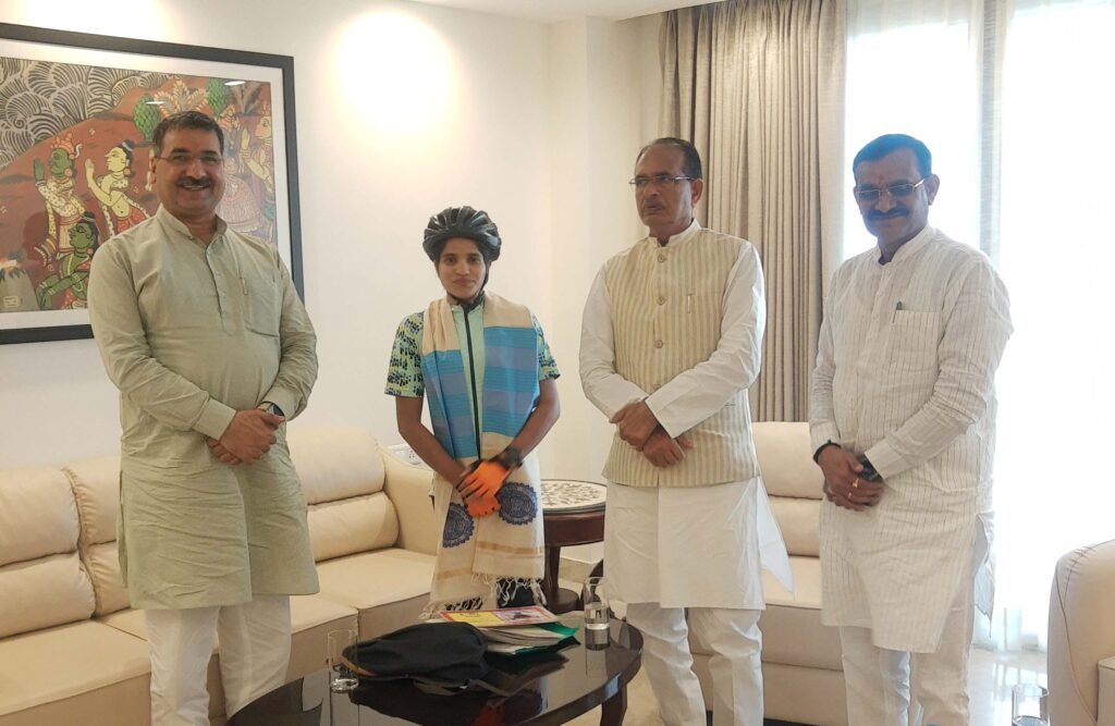 मुख्यमंत्री श्री चौहान ने की आशा के बुलंद हौसले की तारीफ 1 L Bhopal160823082831