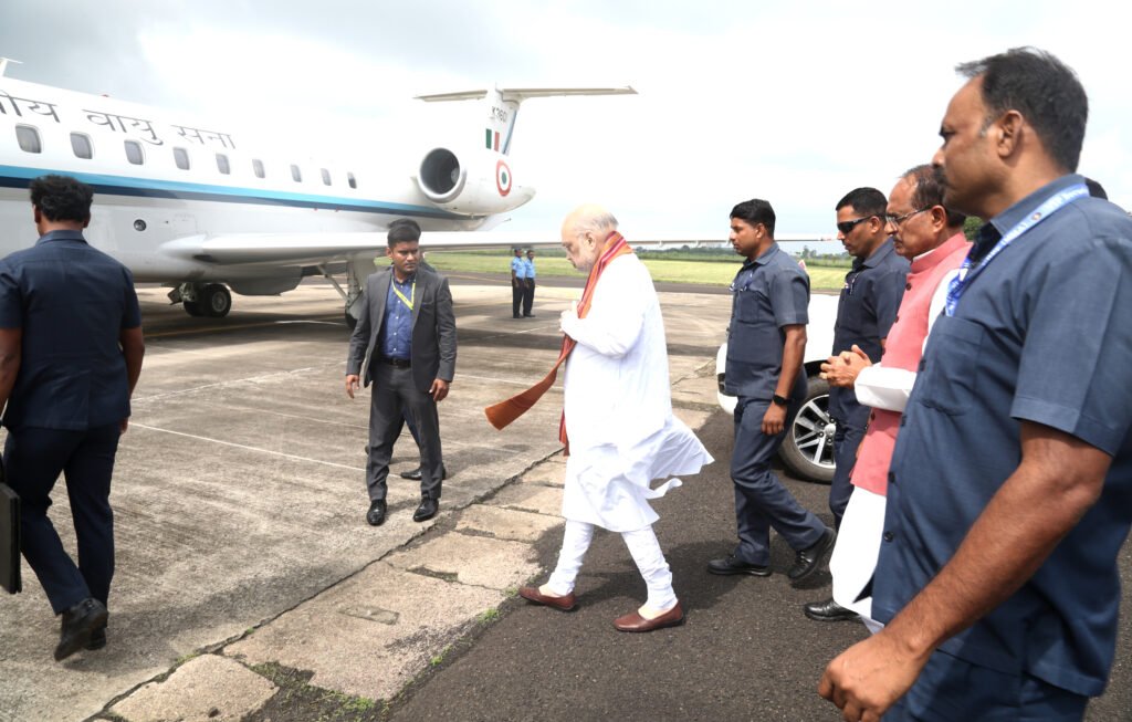 केंद्रीय गृह मंत्री श्री शाह भोपाल से ग्वालियर के लिये रवाना हुए 1 L Bhopal200823033053