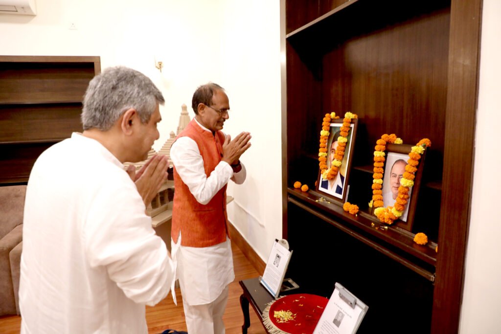 मुख्यमंत्री श्री चौहान ने अमर शहीद राजगुरु की जयंती और पूर्व केंद्रीय मंत्री स्व. श्री जेटली की पुण्य-तिथि पर किया नमन 1 L Bhopal240823023437